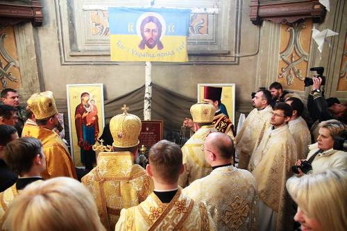 У Гарнізонному храмі Львова вшановано Хрест, який вцілів після обстрілів у зоні АТО.(ФОТО)